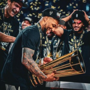 接事业运！利拉德杯赛夺冠又获阿迪达斯终身合同